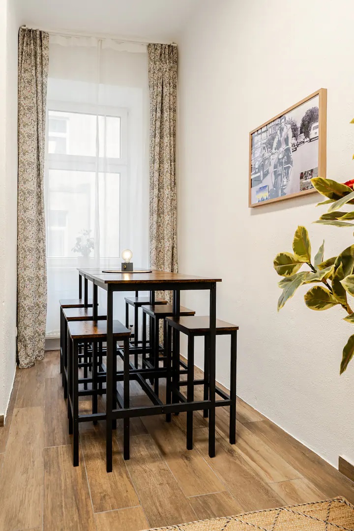 Essplatz mit Tisch und Stühlen am hellen Küchenfenster